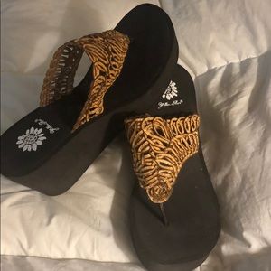 Like new Yellow box sandals